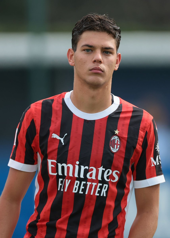 米兰后卫杜图永久转会布加勒斯特迪纳摩，签约四年|AC米兰|中后卫|迪马济奥|罗马尼亚|ac米兰_新浪体育_新浪新闻