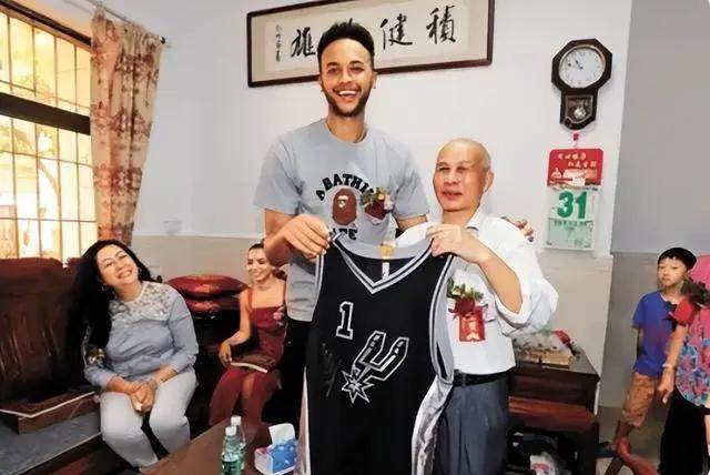 B体育数据中心-【人物】曝男篮将归化安德森 李凯尔有1/8中国血统