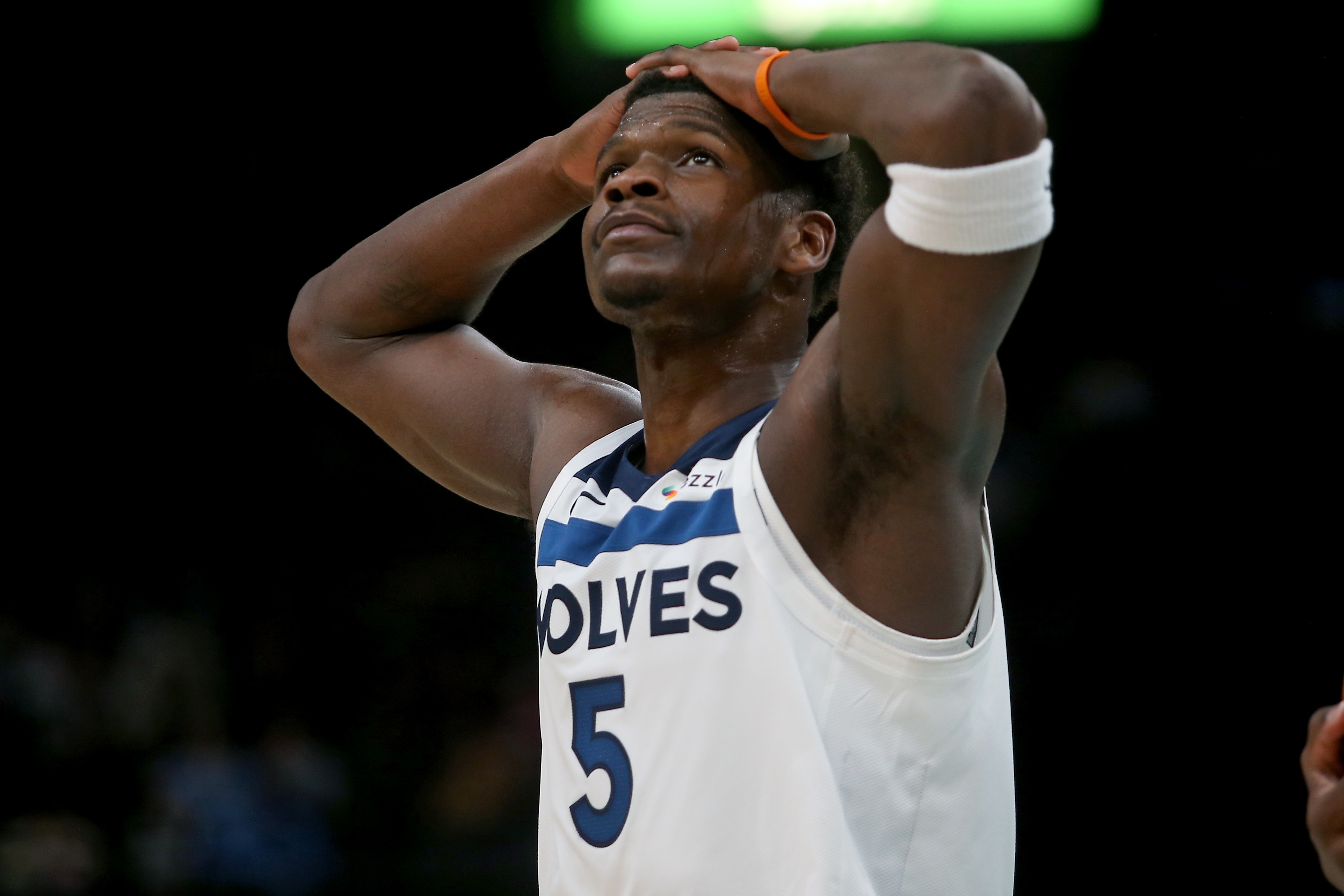 乏善可陈！爱德华兹半场11投4中 仅得到9分3板2助&amp;正负值-11