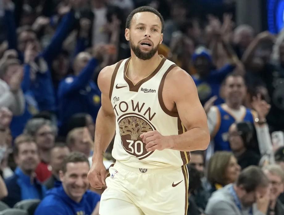 B体育电脑版-库里常规赛数据：膝伤困扰仅打43场六年来新低，生涯得分超26000分